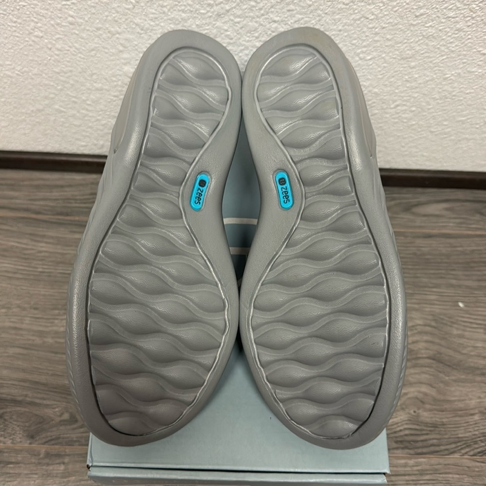 Bzees Women's Niche Slip On - Picture 3 of 8